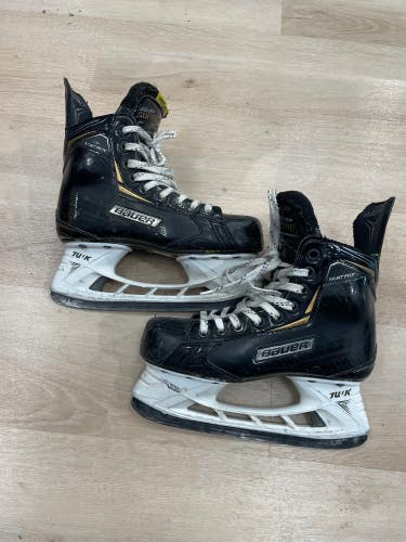 Used Junior Bauer Supreme Matrix Hockey Skates Regular Width Size 2.5