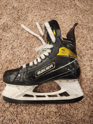 Used Bauer Supreme UltraSonic Hockey Skates Size 5.5