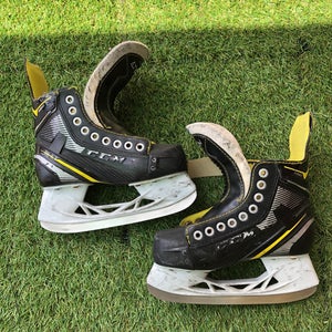 Used Junior CCM Super Tacks 9360 Hockey Skates Regular Width Size 2