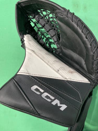Used Junior CCM Axis 2.5 Regular Goalie Glove