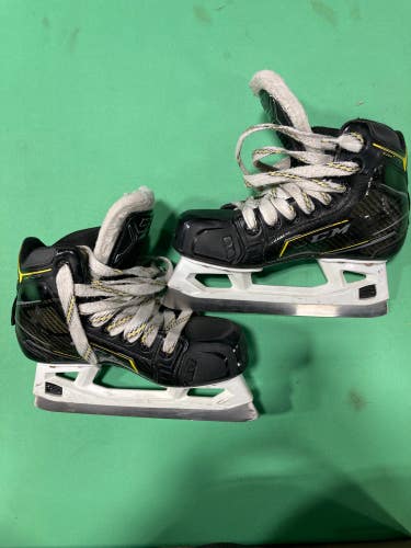 Used Junior CCM Super Tacks 9370 Goalie Skates Size 2.5