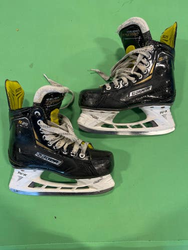 Used Junior Bauer Supreme S29 Hockey Skates (Regular) - Size: 3.5