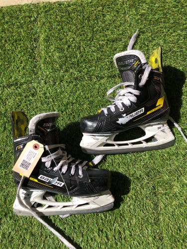 Used Intermediate Bauer Supreme M3 Hockey Skates Regular Width Size 4