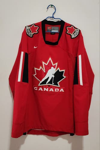 Men's Large Nike Team Canada 2007 World Juniors Jersey