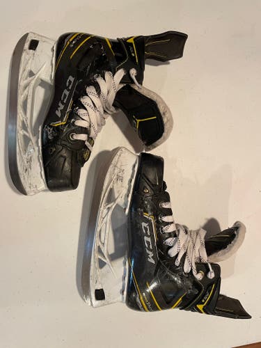 Used Intermediate CCM Super Tacks AS3 Hockey Skates Regular Width Size 5.5