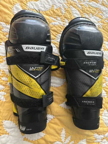 PRICE REDUCED hockey shin guards - Youth 9”