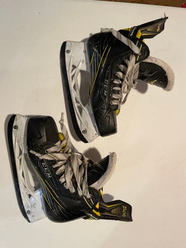 Used Intermediate CCM Super Tacks 360 Hockey Skates Regular Width Size 4