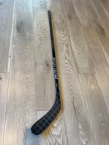 Used Junior Bauer Right Handed P88 Vapor Hyperlite 2 Hockey Stick