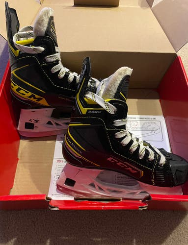Used Junior CCM Regular Width   Size 1.5 Super Tacks 9380 Hockey Skates