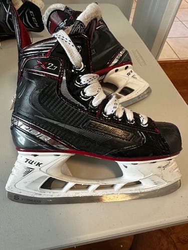 Used Junior Bauer Vapor X2.7 Hockey Skates Regular Width Size 2