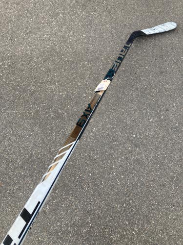 Used Intermediate True AX9 Hockey Stick Right Handed TC2.5