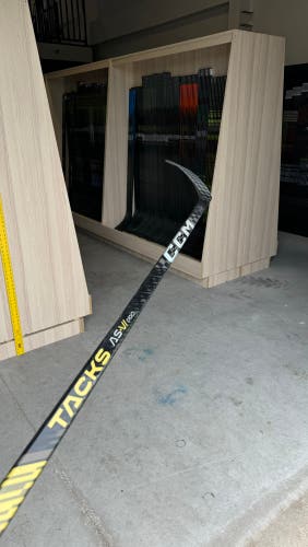 New Senior CCM Right Handed P28 Pro Stock Tacks AS-VI PRO Hockey Stick