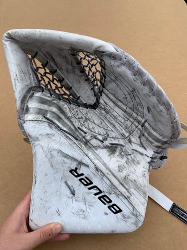 Used Senior Bauer Vapor 2X Goalie Glove