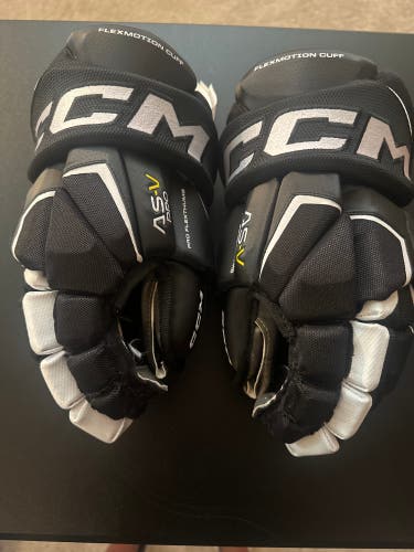 New  CCM 13"  Black Tacks AS-V Pro Gloves