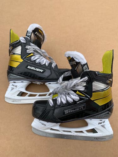Used Junior Bauer Supreme 3S Hockey Skates Regular Width Size 3.5