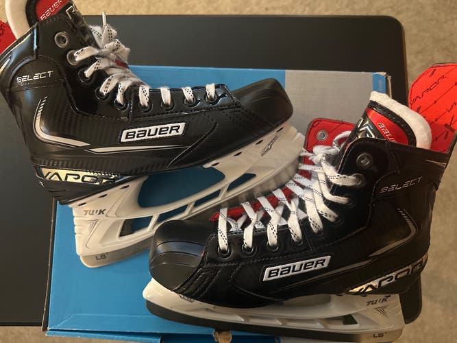 New Intermediate Bauer Regular Width  Size 5.5 Vapor X Select Hockey Skates