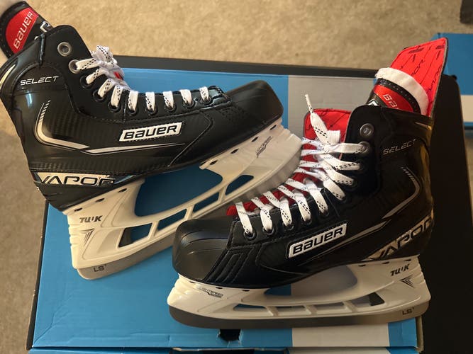 New Senior Bauer Regular Width  Size 6 Vapor X Select Hockey Skates