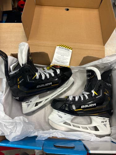 New Junior Bauer Regular Width  Size 1.5 Supreme M5 Pro Hockey Skates
