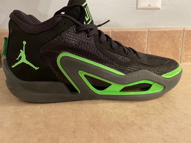 Tatum 1 black/green Strike basketball sneakers