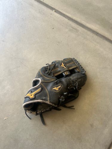 11.5” Mizuno RHT infield glove