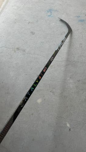 New Senior True Right Hand P90 90 Flex Pro Stock CATALYST 9X3 Hockey Stick NHL CALGARY FLAMES