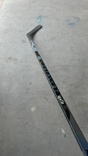 New Senior True Right Hand P90 90 Flex Pro Stock CATALYST 9X3 Hockey Stick NHL CALGARY FLAMES
