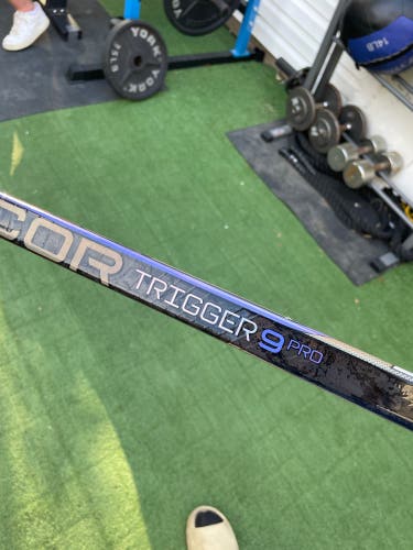 New Senior CCM Right Handed P29  RibCor Trigger 9 Pro Hockey Stick
