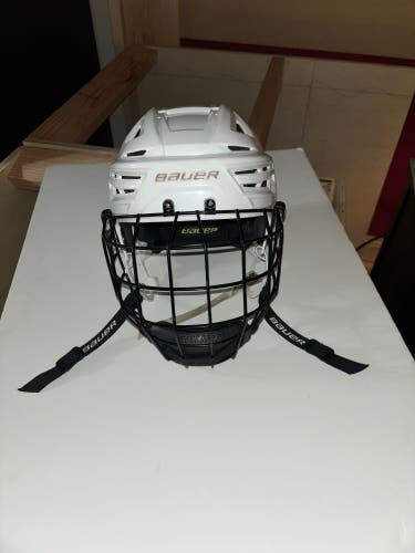 Large Bauer Re-Akt 150 Helmet W/ Med. profile ii Cage