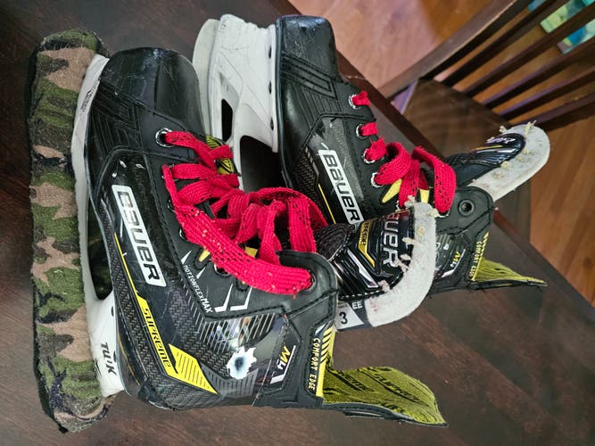 Used Junior Bauer Supreme M4 Hockey Skates Extra Wide Width Size 3