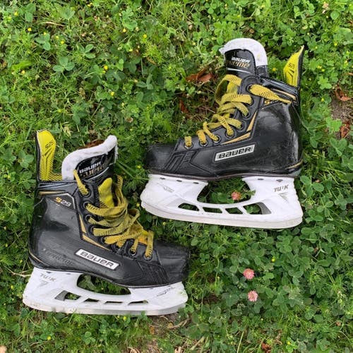 Used Junior Bauer Supreme S29 Hockey Skates (Size 1.5)