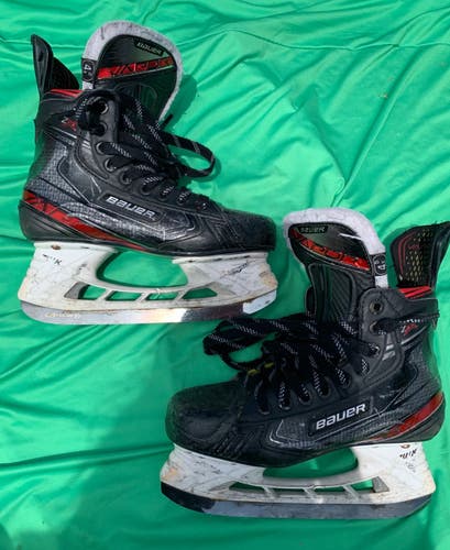 Used Intermediate Bauer Vapor 2X Hockey Skates Regular Width Size 4.5