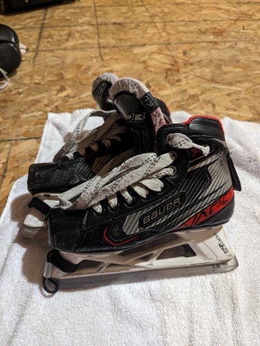 Used Junior Bauer Vapor X2.7 Hockey Goalie Skates Regular Width Size 2.5