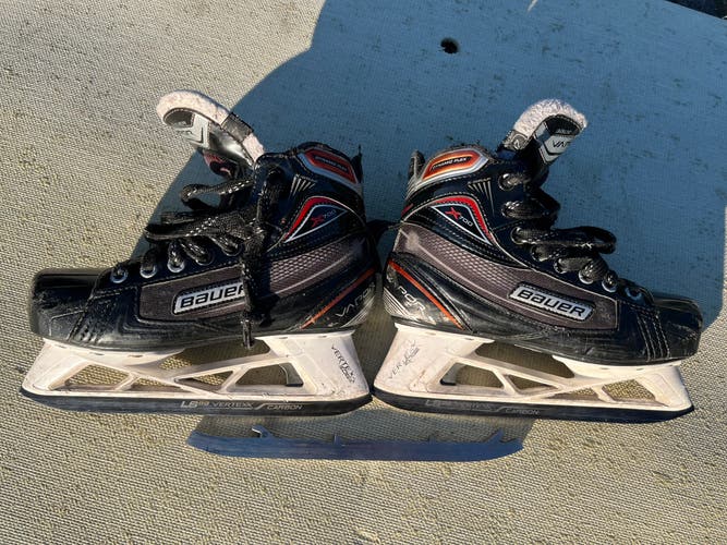 Used Intermediate Bauer Regular Width  Size 4 Vapor X700 Hockey Goalie Skates