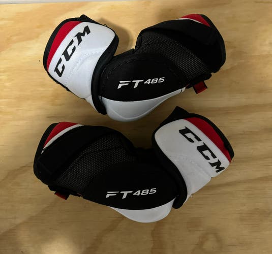 Used ccm ft485 elbow pads size senior medium