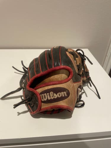Used 2021 Wilson Right Hand Throw Infield A2000 Baseball Glove 11.25"