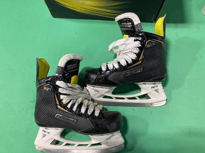 Used Junior Bauer Supreme S27 Hockey Skates Size 2.5