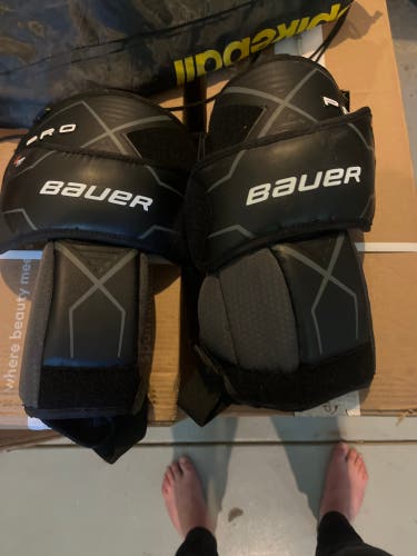 Bauer pro knee guard