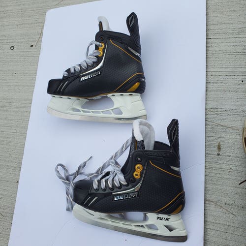 Used Intermediate Bauer Supreme One.8 Hockey Skates Regular Width Size 5