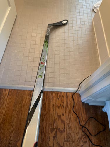 Senior Right Handed P28 Vapor Hyp2rlite Hockey Stick