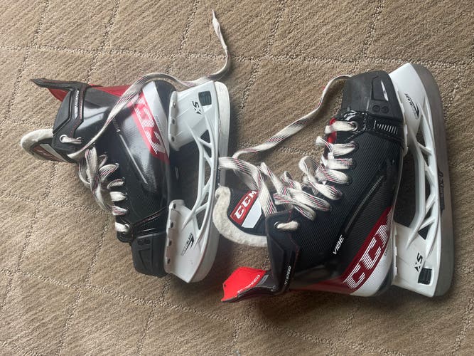 Used Intermediate CCM Regular Width  Size 5.5 JetSpeed Vibe Hockey Skates