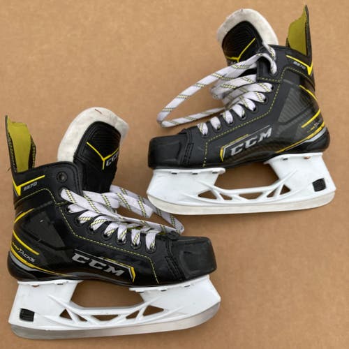 Used Intermediate CCM Super Tacks 9370 Hockey Skates Regular Width Size 4