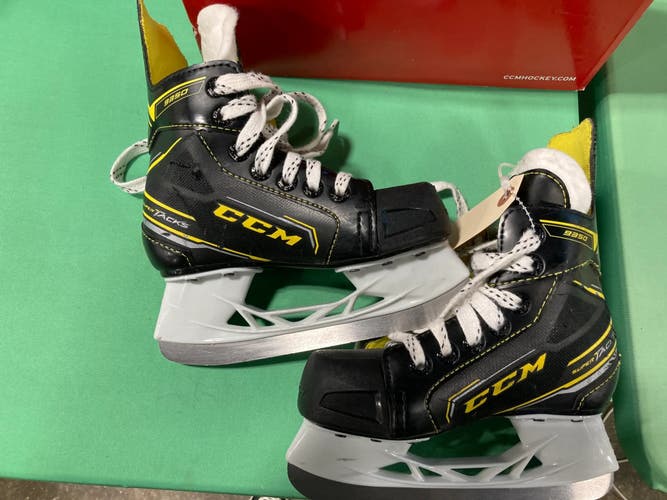 Used Youth CCM Super Tacks 9350 Hockey Skates 11.0