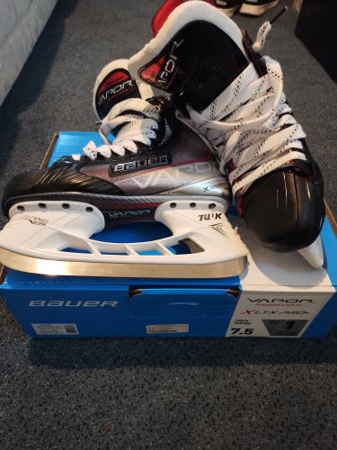 New Senior Bauer Vapor XLTX Pro+ Hockey Skates Size 7.5