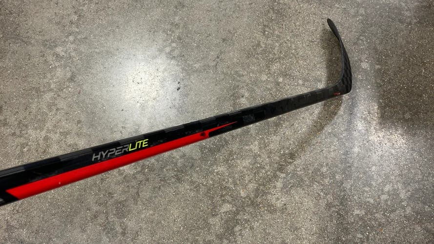 Used Intermediate Bauer Vapor  Hyperlite Right Handed Hockey Stick W28
