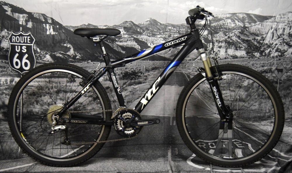 GIANT XTC 2 MOUNTAIN BIKE SIZE MEDIUM, 17