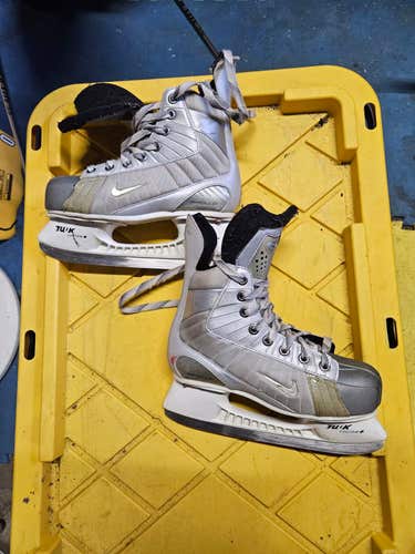 Used Junior Nike Apollo Hockey Skates Regular Width Size 5