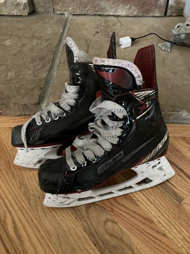 Used Senior Bauer Vapor X2.7 Hockey Skates Regular Width Size 6.5