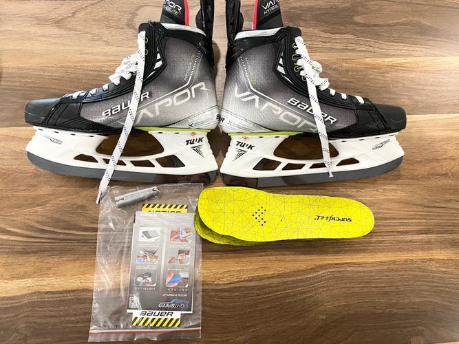 New Senior Bauer Regular Width   9.5 Vapor Hyperlite Hockey Skates