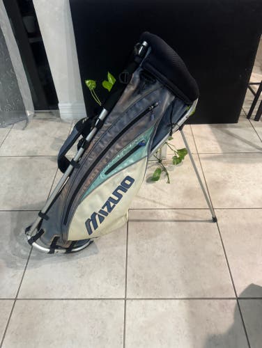 Mizuno Golf Stand Bag with 4 club dividers and shoulder strap