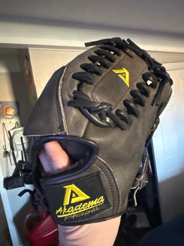New Akadema Pitcher/infield 11.75”ASL20 Baseball Glove